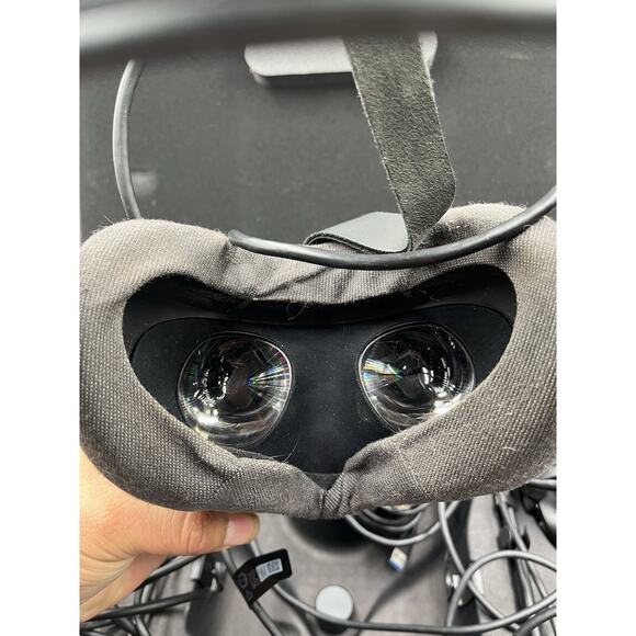 Oculus Rift CV1 Headset With 2 Base Stations And Controllers + Cable (Full Set) - Picture 12 of 16